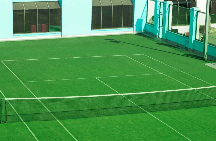 What are the ideal dimensions for a grass tennis court?